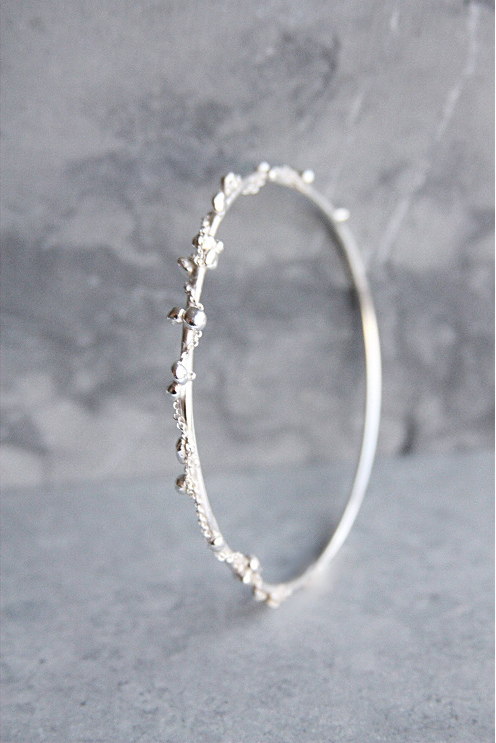 Feiner, Silberner Cluster-Armreif Feiner, Silberner Cluster-Armreif von RavenTusonJewellery