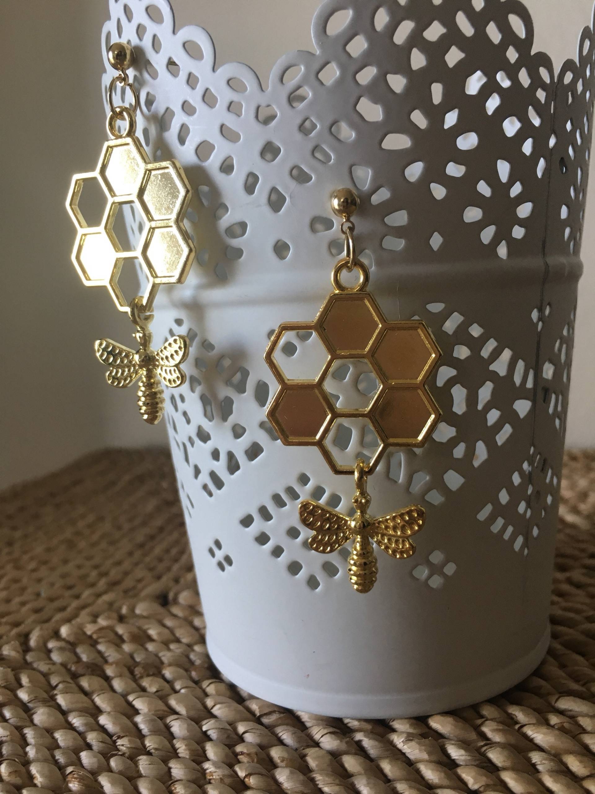 Gold Oder Silber Bienenkönigin Und Honigwaben Ohrringe Sehr Detailgetreu Glänzend Mini Verfügbar Gold Oder Silber Bienenkönigin Und Honigwaben Ohrringe Sehr Detailgetreu Glänzend Mini Verfügbar von RavensTellTale