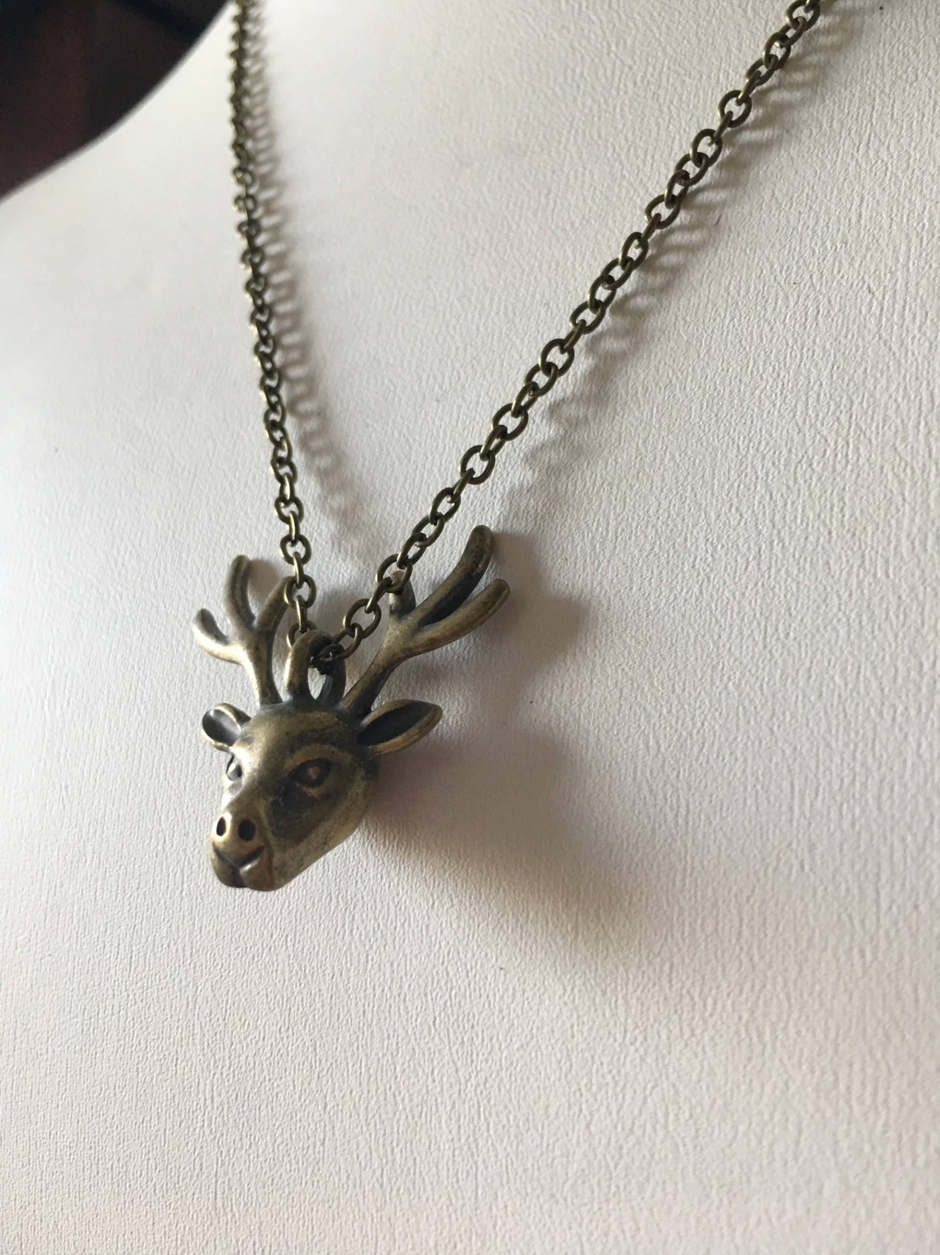 Messing-Hirschkopf An Einer Zarten Messingkette Aufgehängt. Niedlich Wie Es Sein Kann Messing-Hirschkopf An Einer Zarten Messingkette Aufgehängt. Niedlich Wie Es Sein Kann von RavensTellTale