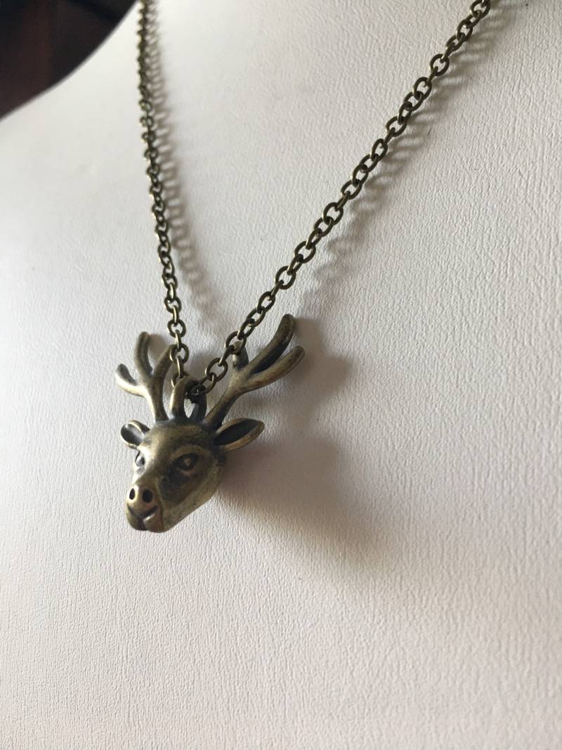 Messing-Hirschkopf An Einer Zarten Messingkette Aufgehängt. Niedlich Wie Es Sein Kann von RavensTellTale