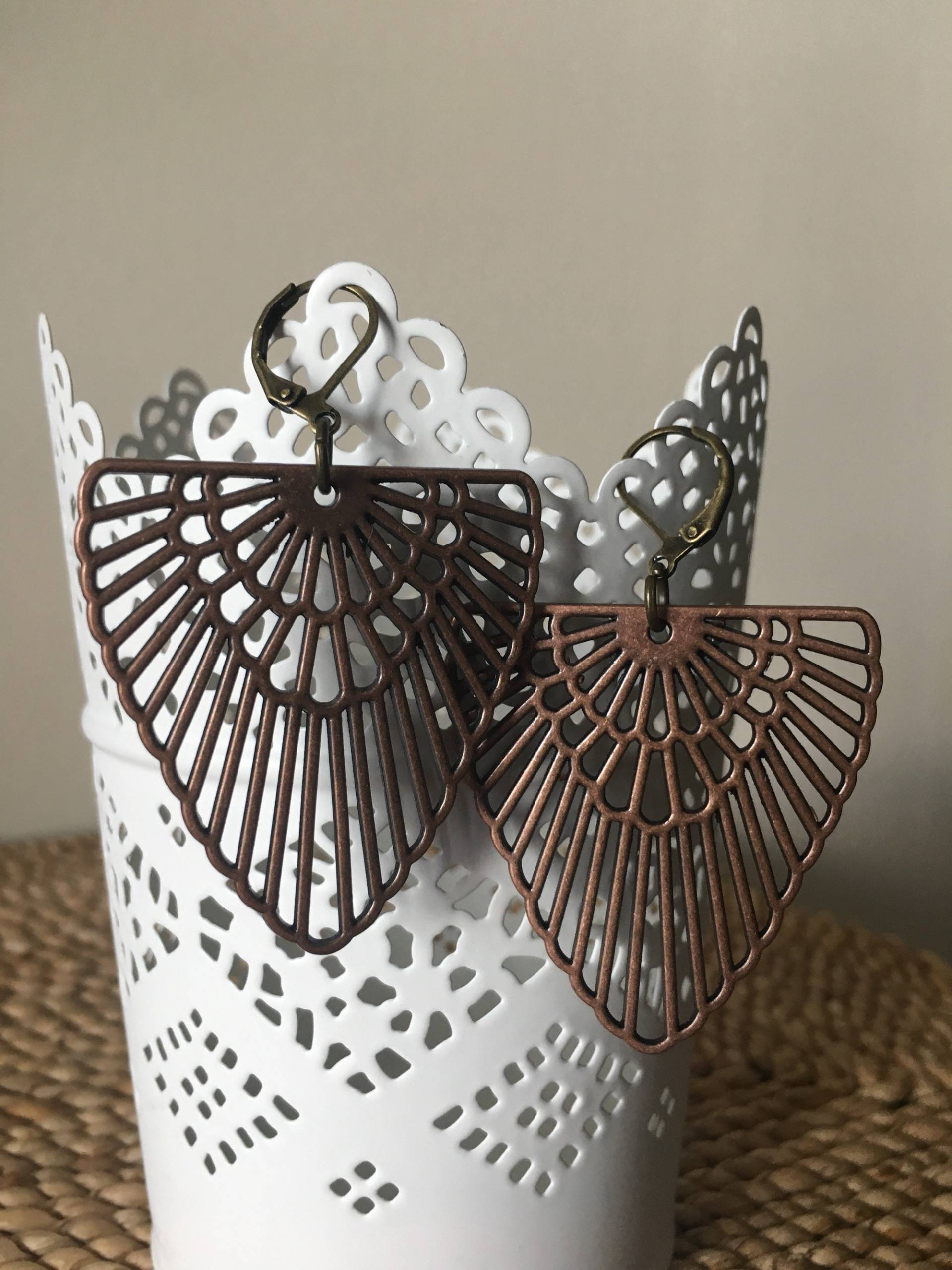 Sehr Einzigartige Art-Deco-stil Schmiedeeisen Messing Charms An Bronze Hebel Ohrringe. Super Spaß Winkel Sehr Einzigartige Art-Deco-stil Schmiedeeisen Messing Charms An Bronze Hebel Ohrringe. Super Spaß Winkel von RavensTellTale
