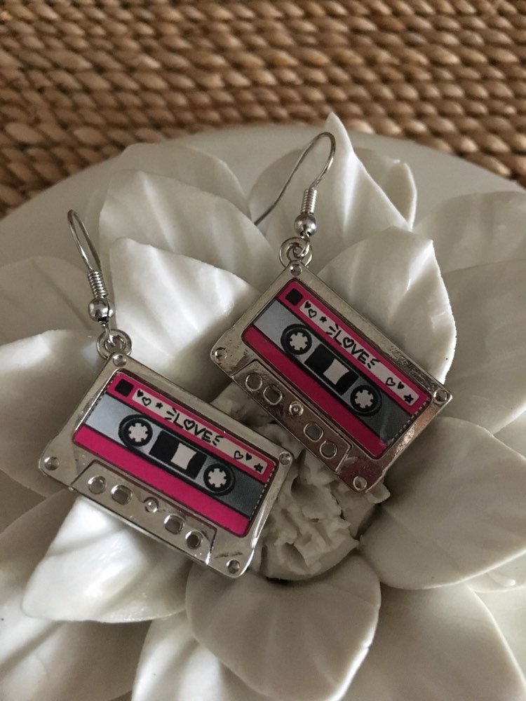 Silber Und Rosa Liebe Retro Kassette Band Haken Ohrringe. Kein Zurückspulen Nötig Silber Und Rosa Liebe Retro Kassette Band Haken Ohrringe. Kein Zurückspulen Nötig von RavensTellTale