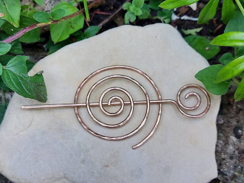 Handgeschmiedete Bronze Spirale Stricknadel von Ravenstonz