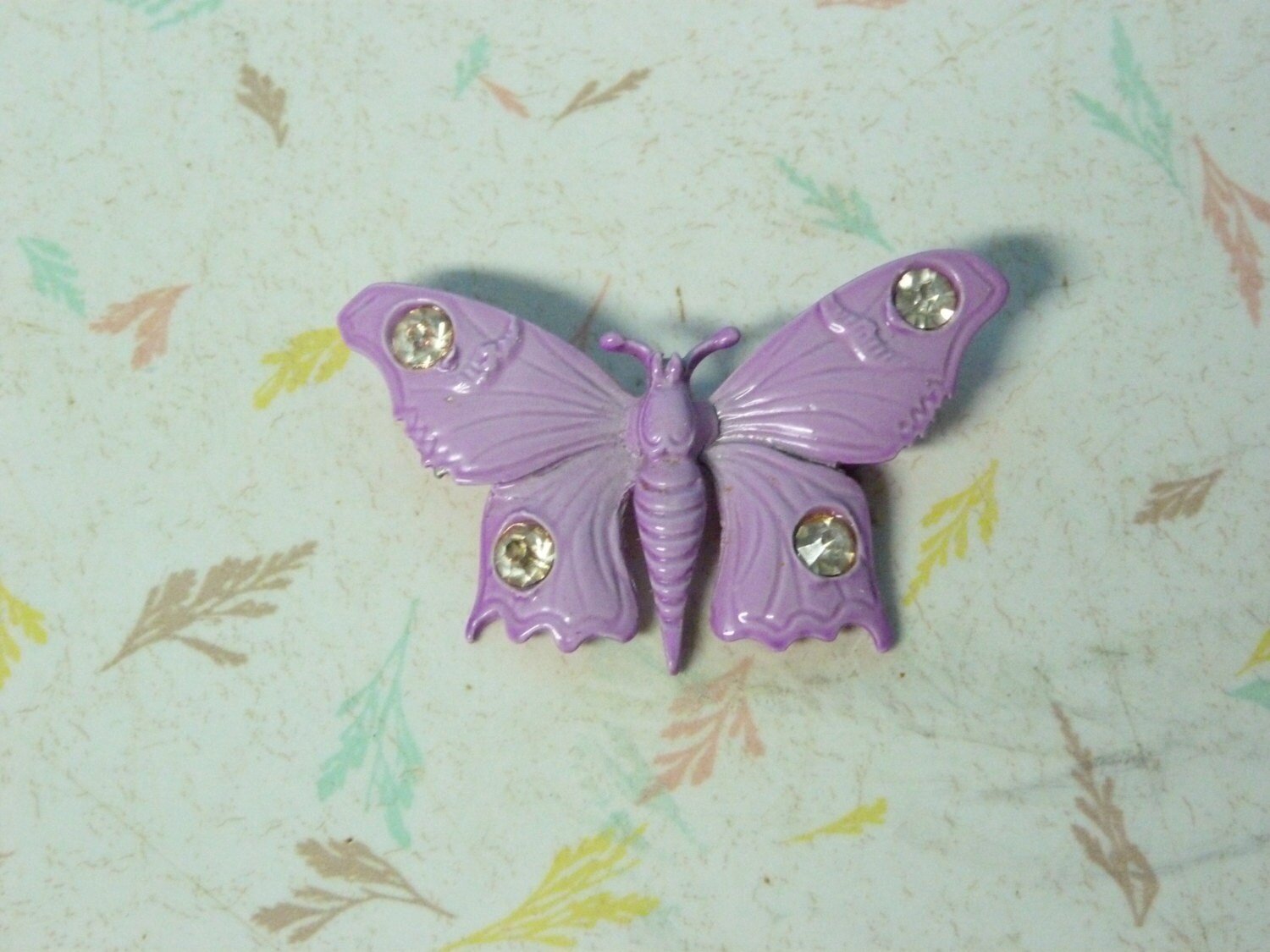 Vintage Lavendel Emaille Motte Brosche Schöne Strass Vintage Lavendel Emaille Motte Brosche Schöne Strass von RavishingRetro