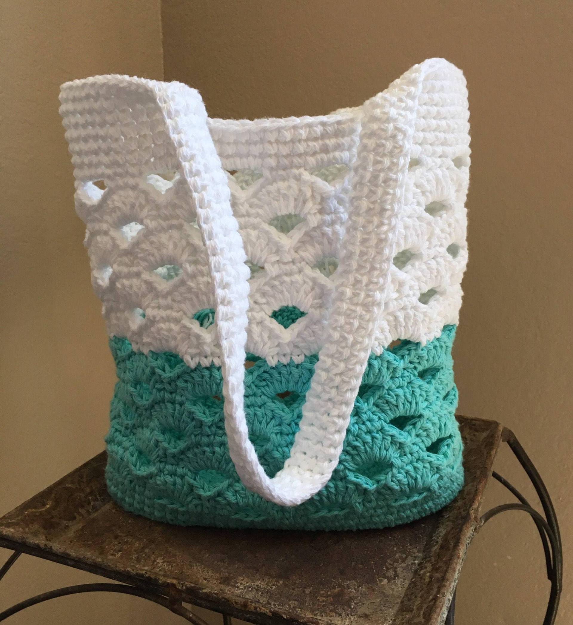 Zweifarbige Aqua & Weiß Sommer Tasche Häkeln Handtasche 100 % Baumwolle Zweifarbige Aqua & Weiß Sommer Tasche Häkeln Handtasche 100 % Baumwolle von RavishingThings