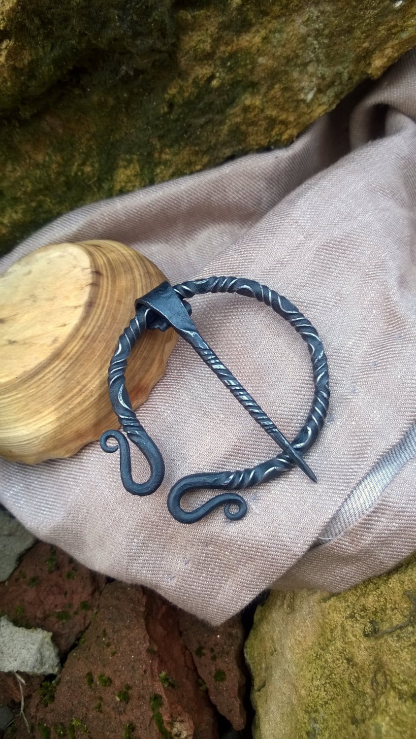 Auf Bestellung, Handgeschmiedete Brosche Mantel Pin Auf Bestellung, Handgeschmiedete Brosche Mantel Pin von Ravnoposeven