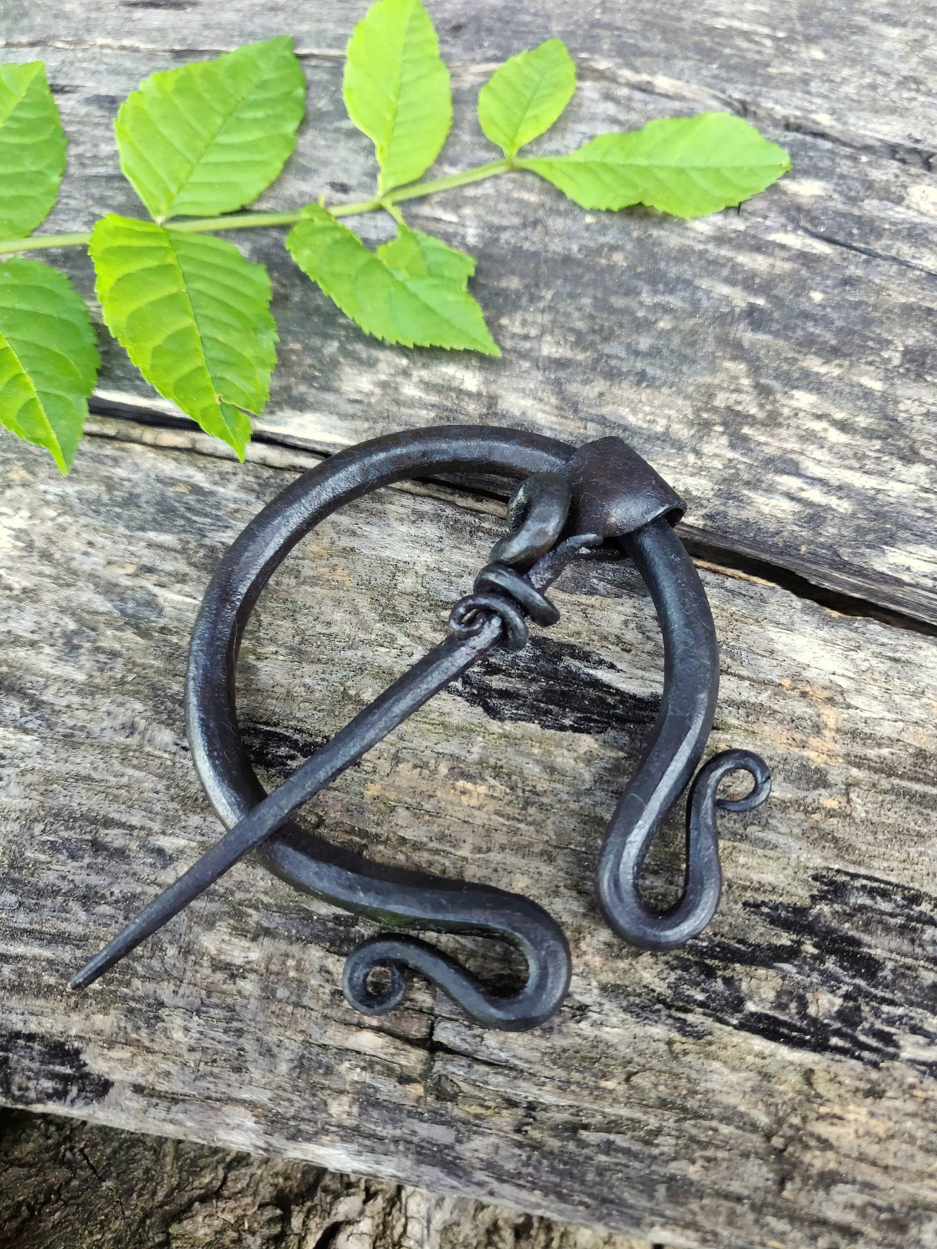 Handgeschmiedete Gewandnadel, Brosche, Omega Fibel Handgeschmiedete Gewandnadel, Brosche, Omega Fibel von Ravnoposeven