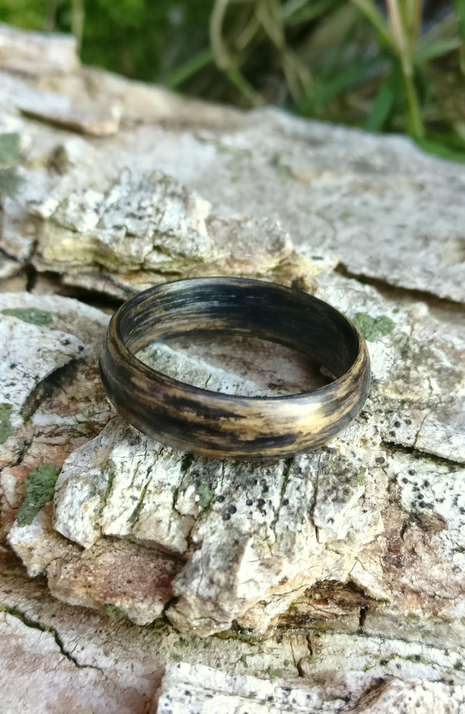 Mooreichenholz Gebogener Ring, Gebogene Tannenbaum Holzring, Gravierte Bäume, Bugholzring Mooreichenholz Gebogener Ring, Gebogene Tannenbaum Holzring, Gravierte Bäume, Bugholzring von Ravnoposeven