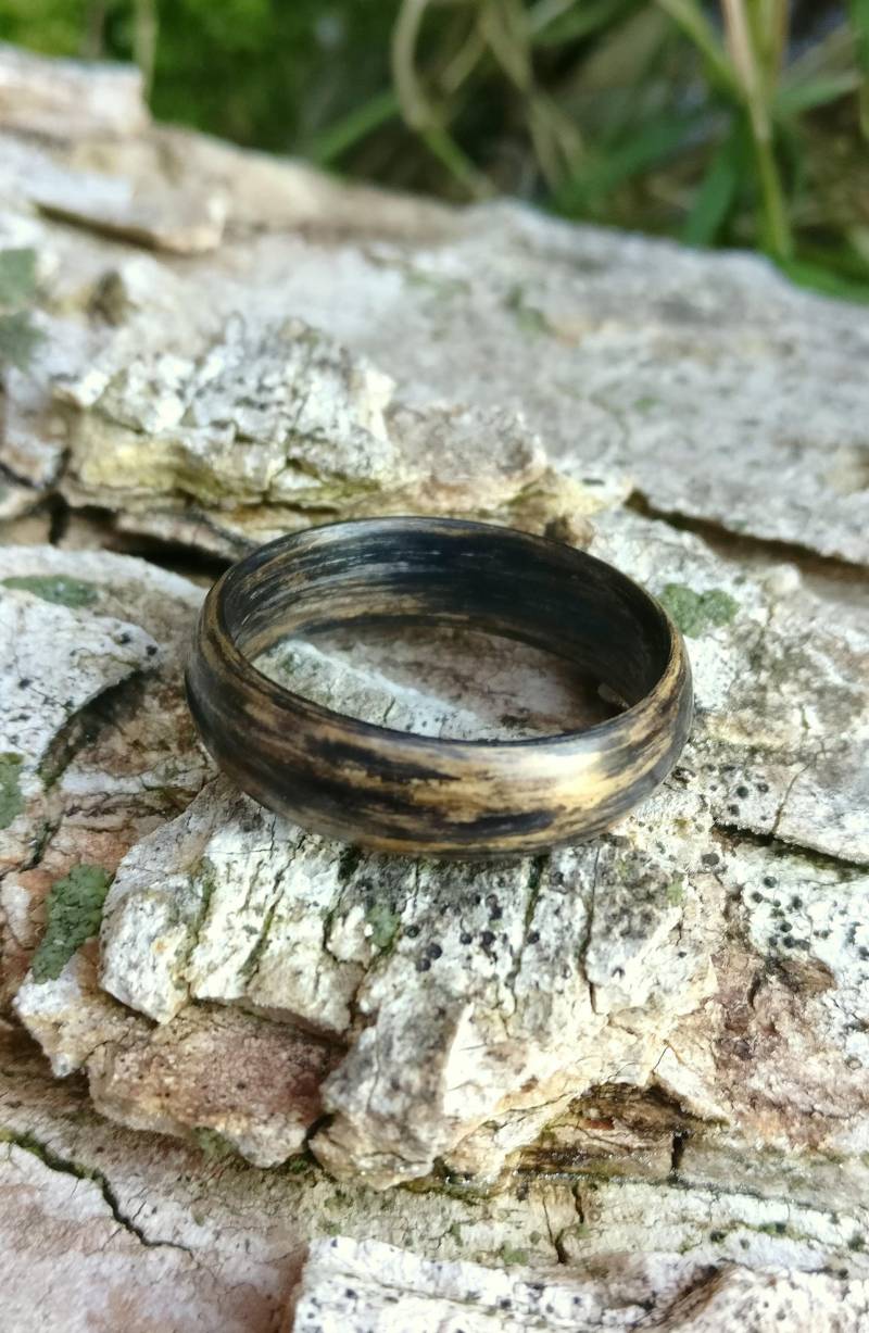 Mooreichenholz Gebogener Ring, Gebogene Tannenbaum Holzring, Gravierte Bäume, Bugholzring von Ravnoposeven