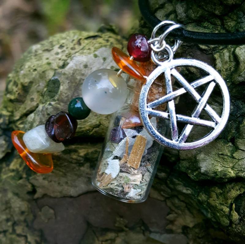 Schützende Charm Halskette Schützende Charm Halskette von RavynsCall