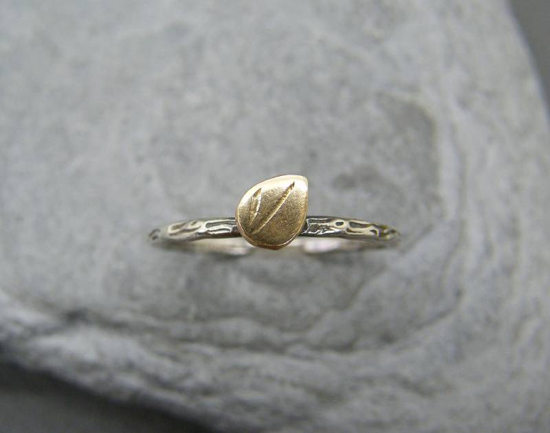 Blattgold Sterling Silber Stacking Ring Bandring Gemustert von RawByAnnemarie