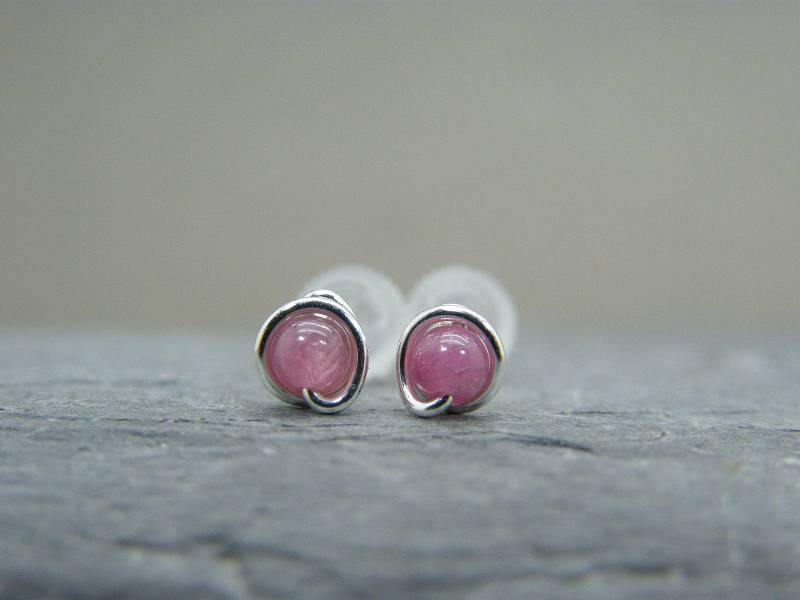 Handgemachte Sterling Silber Rosa Turmalin Ohrstecker | 3 Mm von RawByAnnemarie
