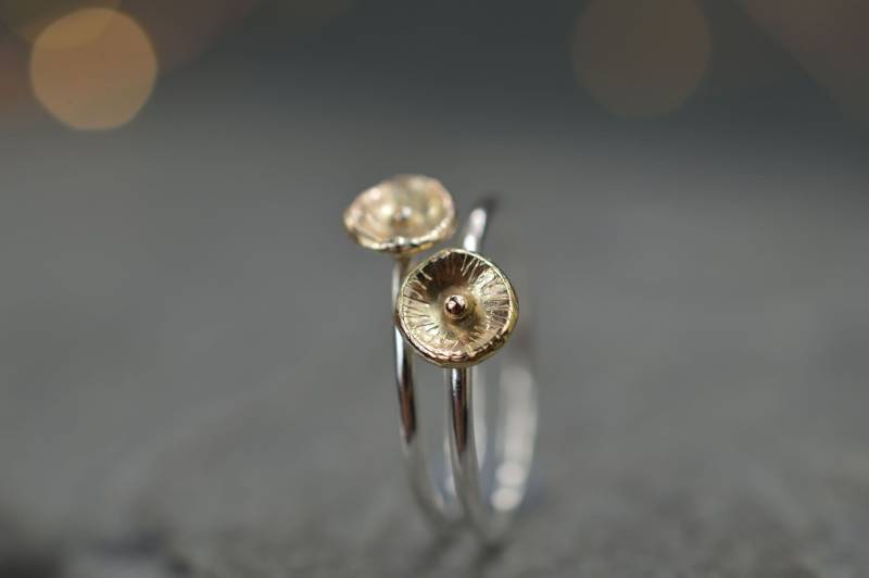 Stapelring Aus Sterlingsilber Mit 14 Karat Goldblumenakzent von RawByAnnemarie