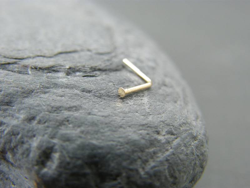 Winzige 9 Karat Gold Nasenstecker 1.2 Mm Flacher Kopf von RawByAnnemarie