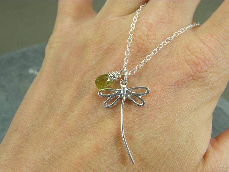 sterling Silber Libelle Halskette August Geburtsstein Peridot Anhänger von RawByAnnemarie