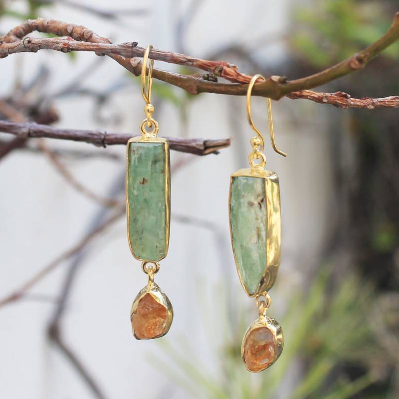 24 Karat Gold Überzogene Halbedelstein-Rohe Rohe Geschliffene Natürliche Grüne Kyanit - Und Gelbe Citrin-stein-Tropfen-Ohrringe von RawIndie