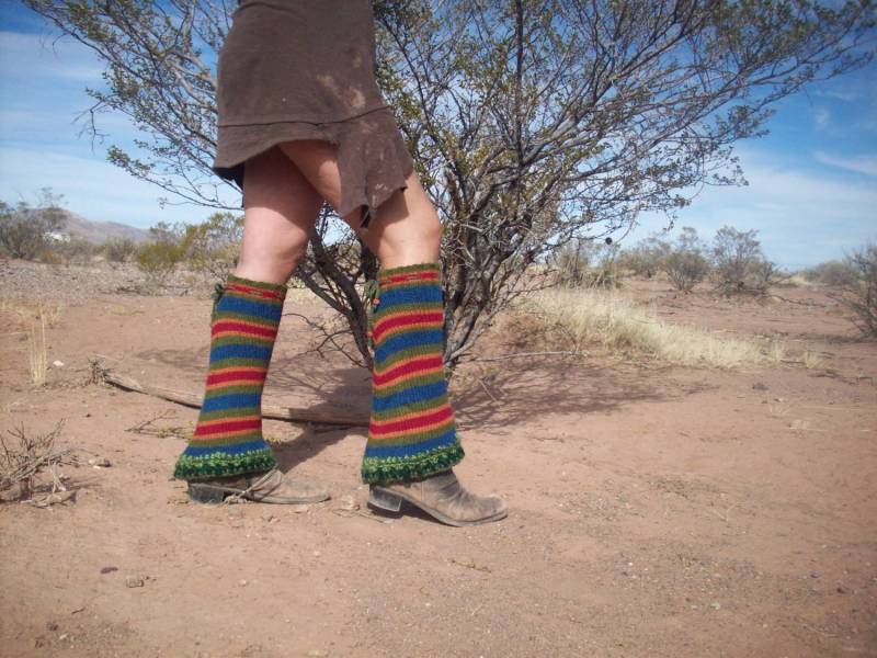 Rainbow Legwarmers-Upcycled Strickpullover Mit Holzperlen-N-Quasten von RawMountainRoots