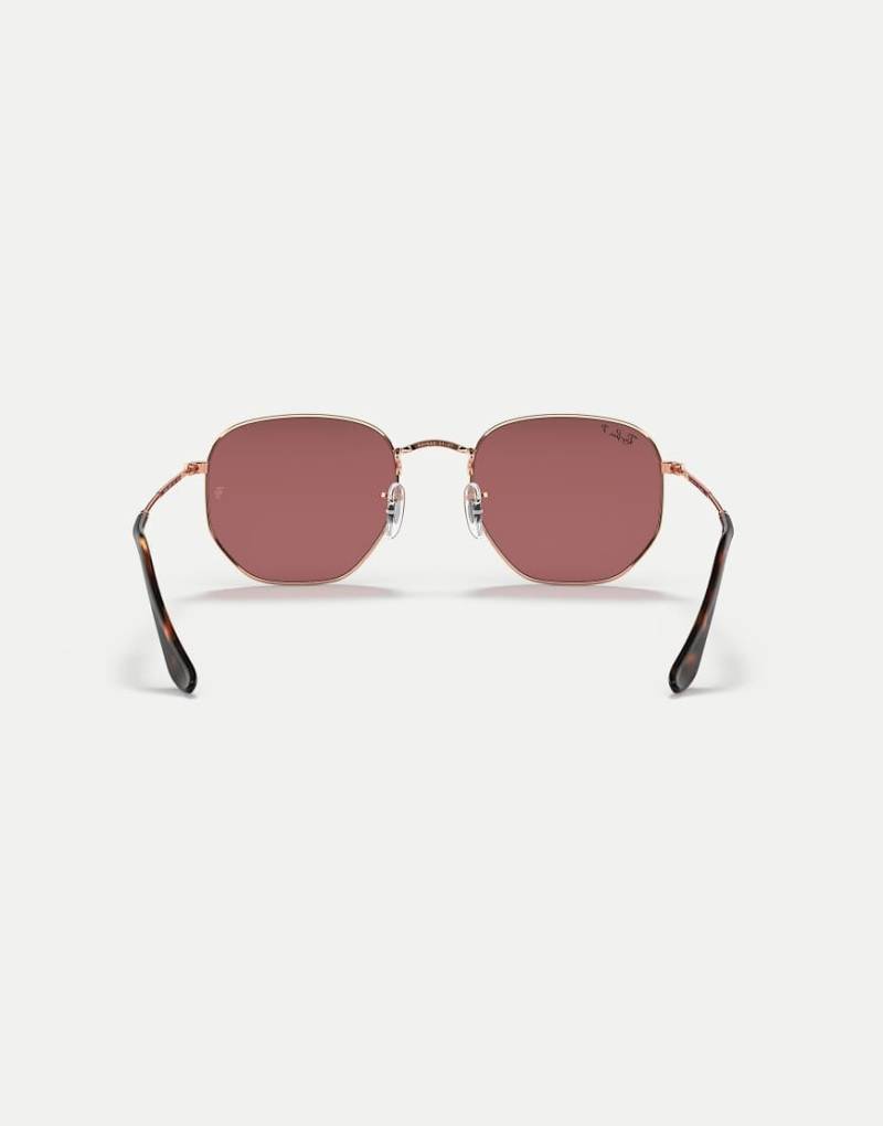 Ray-Ban - Sechseckige, unregelmäßige, polarisierte Sonnenbrille in Roségold-Optik mit flachen Gläsern in Violett-Goldfarben von Ray-Ban
