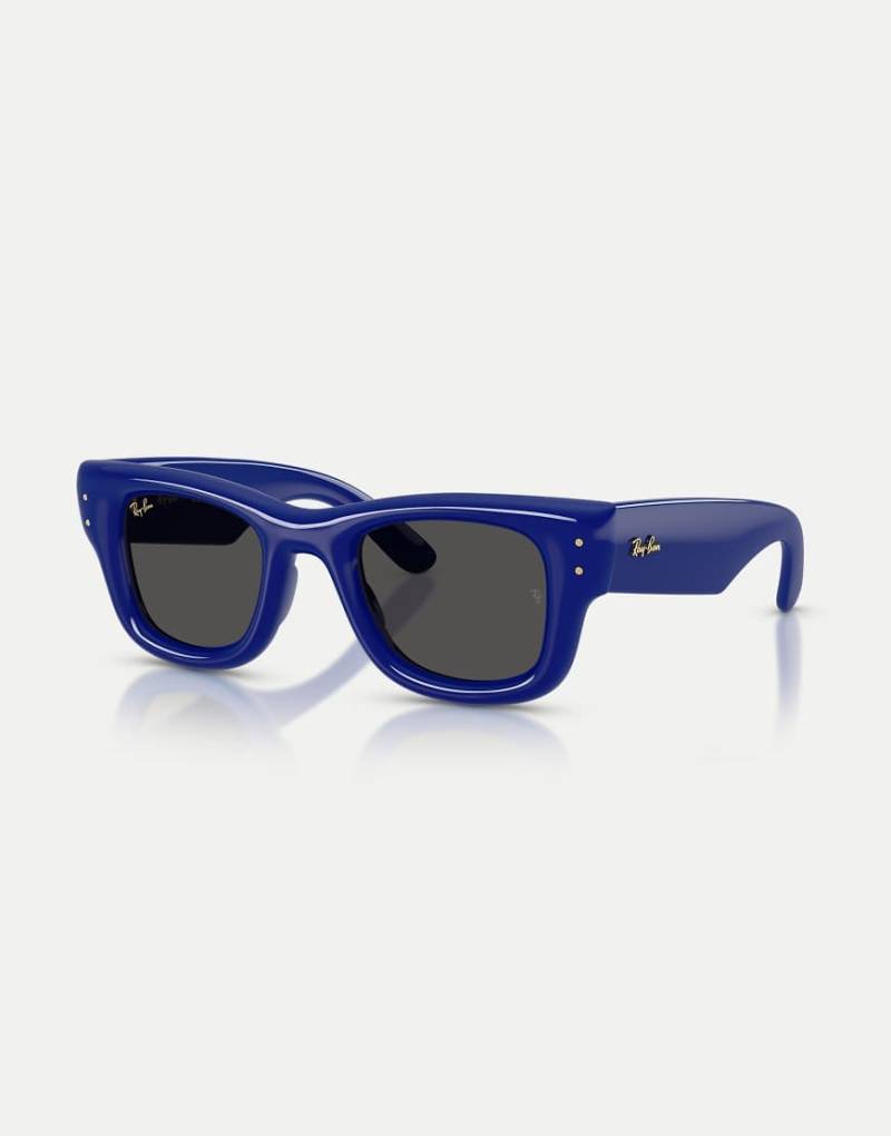 Ray-Ban - Wayfarer - Gewölbte, eckige Sonnenbrille in Blau mit schwarzen Gläsern von Ray-Ban