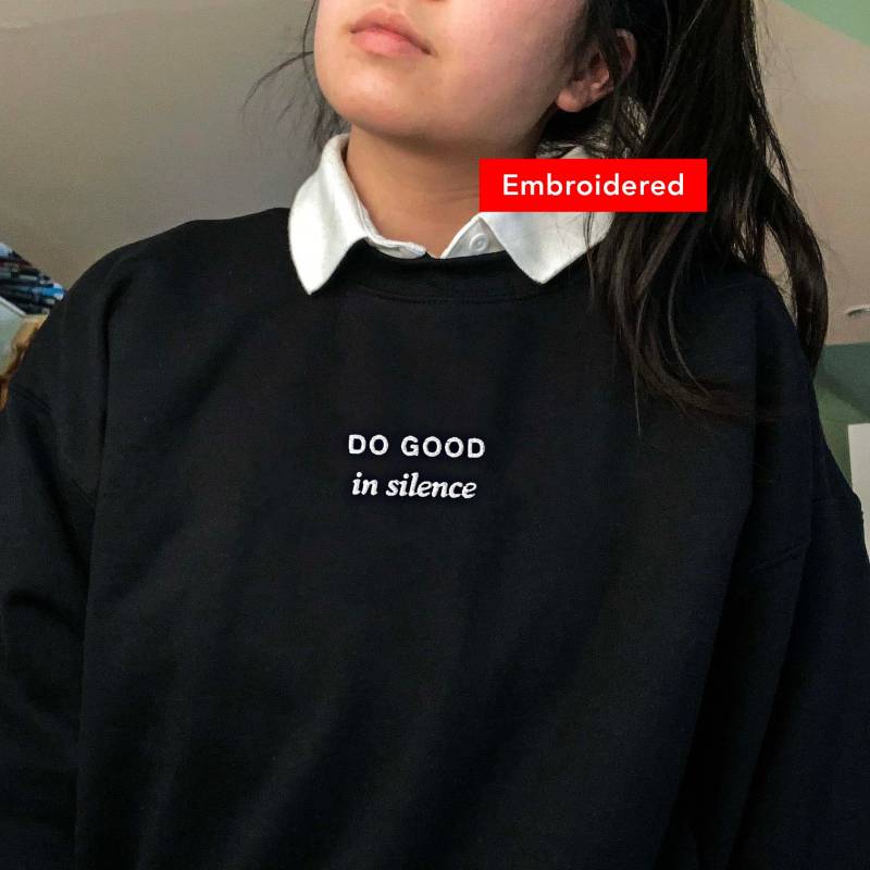 Do Good in Silence Rundhals-Sweatshirt Bestickt von RayAndAnnShop