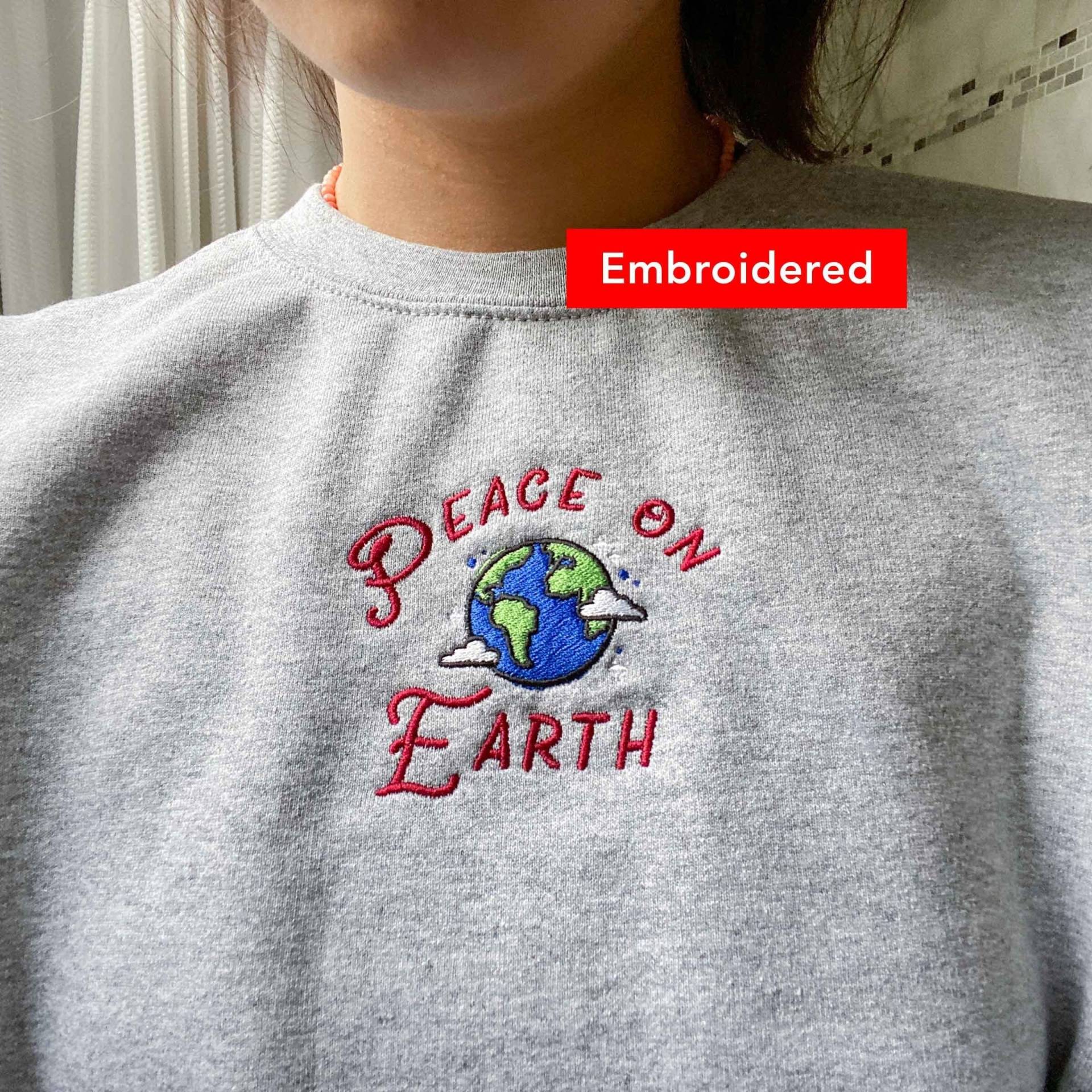 Frieden Auf Erden | Urlaub Crewneck Bestickt, Christliche Weihnachtspullover Frieden Auf Erden | Urlaub Crewneck Bestickt, Christliche Weihnachtspullover von RayAndAnnShop