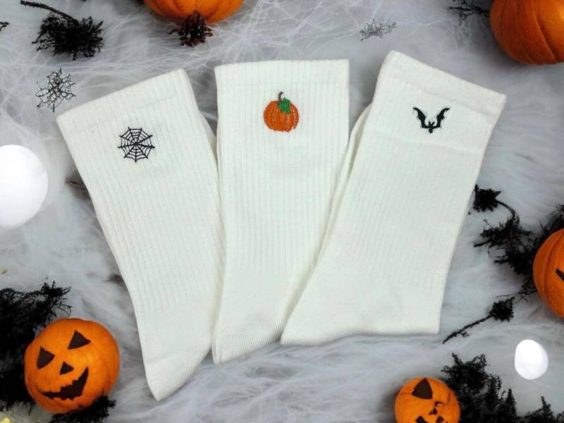Halloween Gestickte Crew Socken Für Frauen | Süße Fledermaus Kürbis Spinnennetz Bestickte Halloween-Socken Halloween Gestickte Crew Socken Für Frauen | Süße Fledermaus Kürbis Spinnennetz Bestickte Halloween-Socken von RayellesCreations