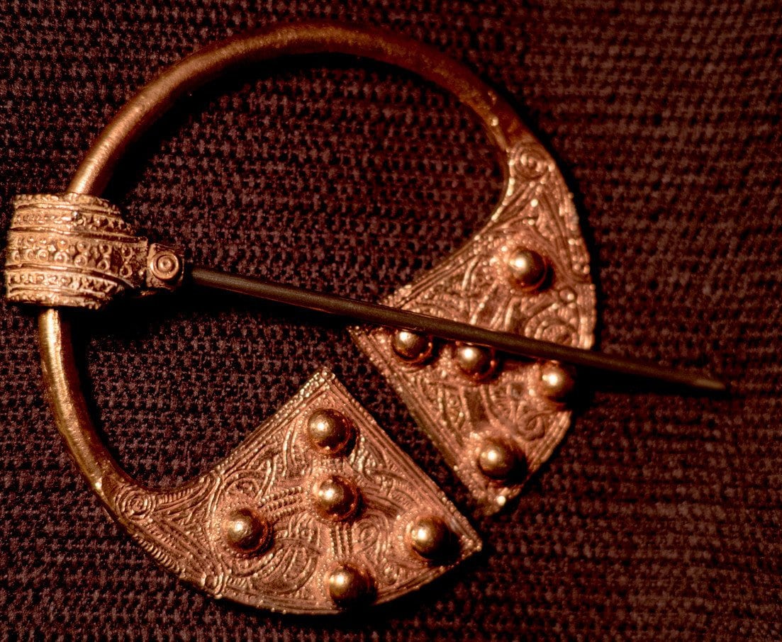 Pennanular Brosche - Keltisch Mit Knöpfen W-39 Pennanular Brosche - Keltisch Mit Knöpfen W-39 von RaymondsQuietPress