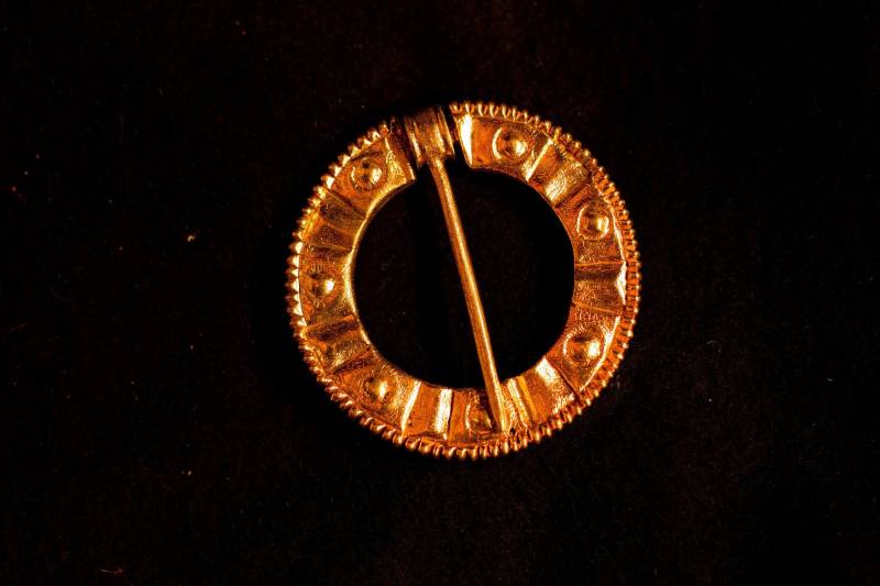 Ringförmige Brosche 13.c - R-23 Ringförmige Brosche 13.c - R-23 von RaymondsQuietPress