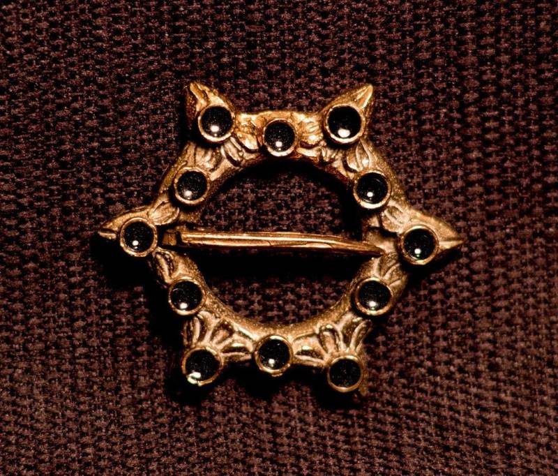 Ringförmige Brosche Mit Emaille - B-20 Ringförmige Brosche Mit Emaille - B-20 von RaymondsQuietPress