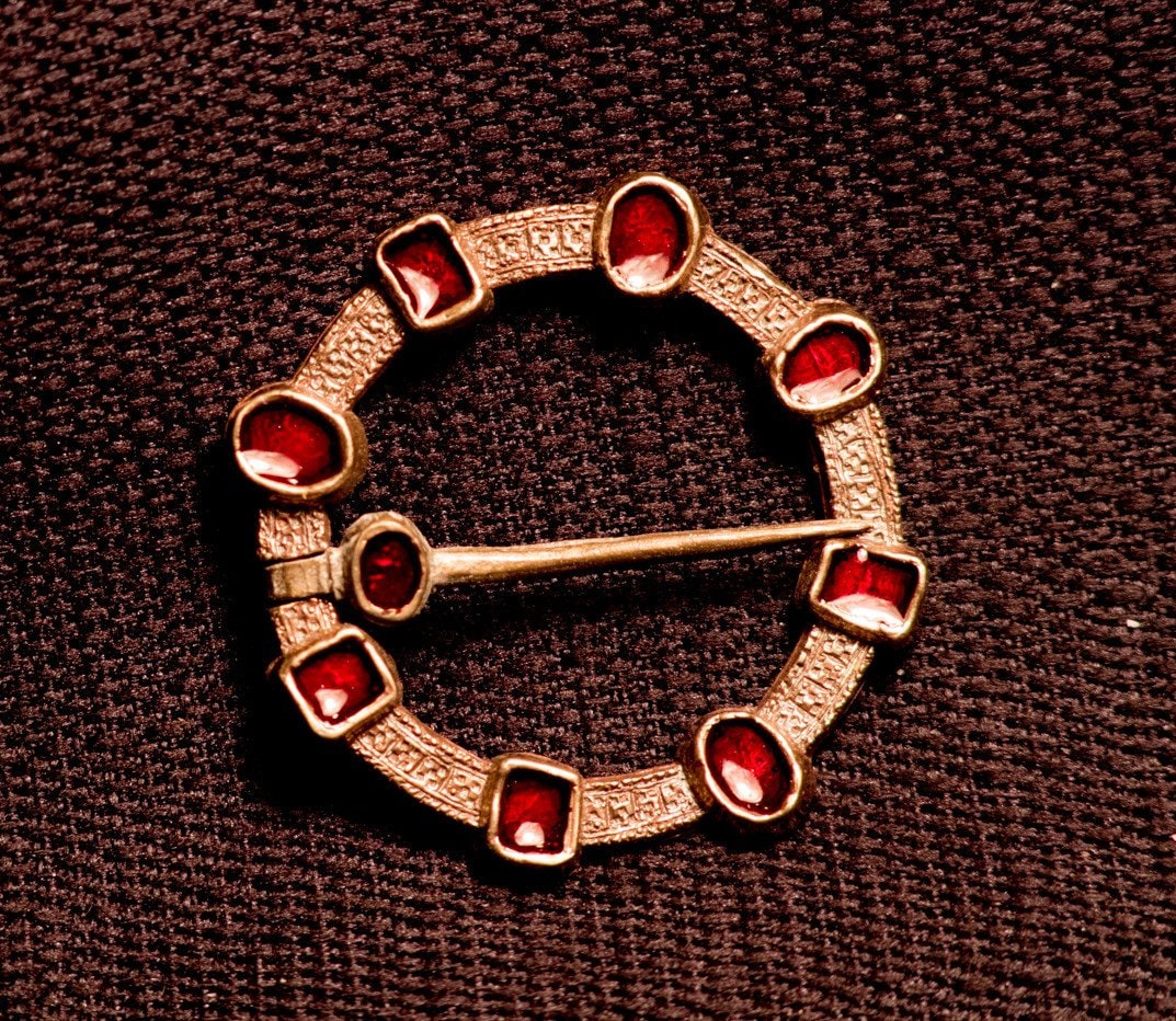 Ringförmige Brosche Mit Emaille - W55R Ringförmige Brosche Mit Emaille - W55R von RaymondsQuietPress