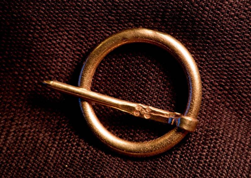 Schlichte Große Ringförmige Brosche - W-70 Schlichte Große Ringförmige Brosche - W-70 von RaymondsQuietPress