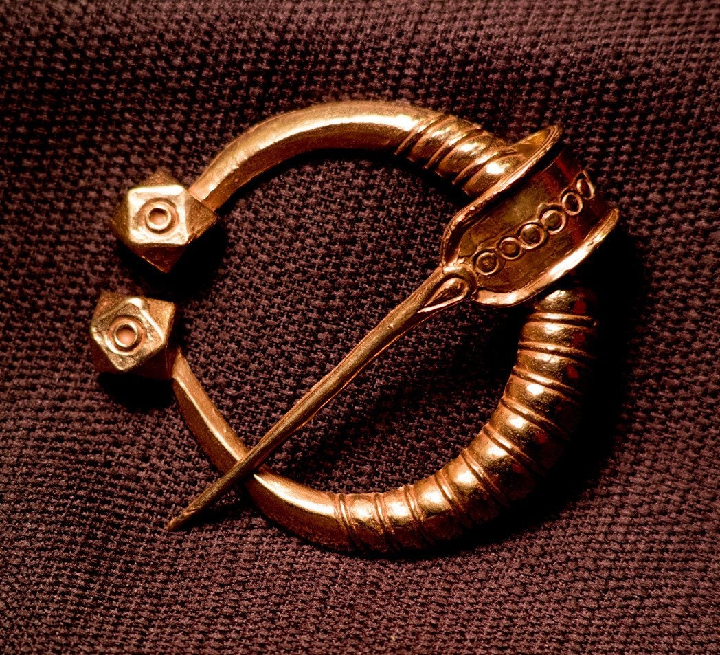 Wikinger Fibel Mit Großen Knäufen - W-88 Wikinger Fibel Mit Großen Knäufen - W-88 von RaymondsQuietPress