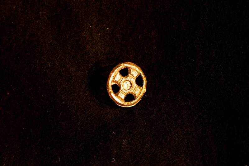 Wikingerkreis-Gürtelmontur Mit Durchbrochener Arbeit - A-64 von RaymondsQuietPress