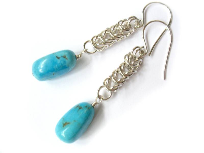Türkisfarbene Chainmaille Ohrringe Sterling Silber Queen's Link Anhänger von Raynecloud