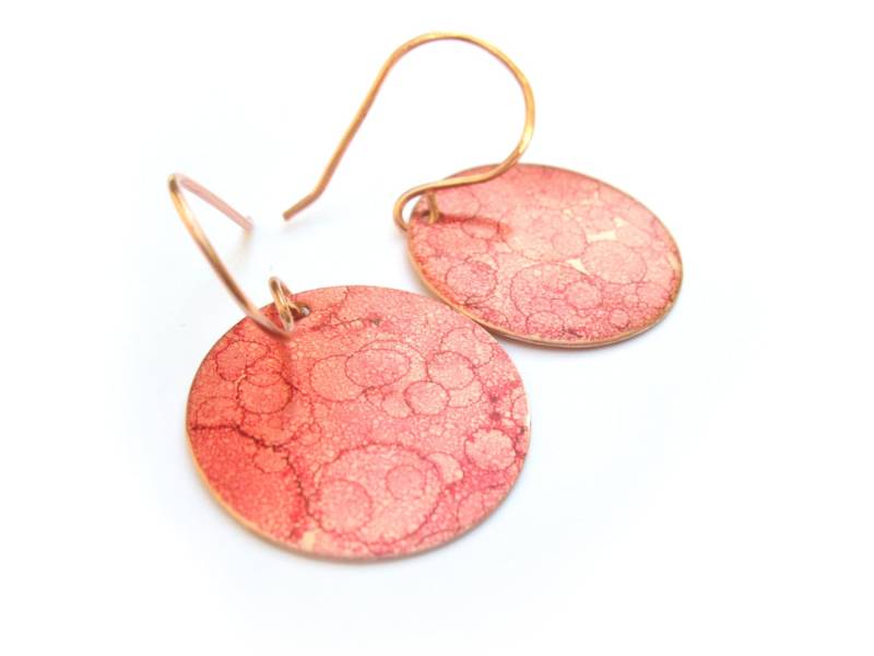 Weinrote Kupferscheiben-Ohrringe Handgemachte Runde Ohrhänger von Raynecloud