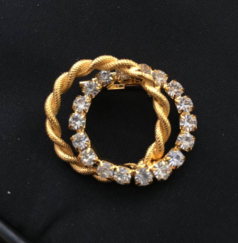 Hübscher Goldfarbener Strassstein Ineinander Greifender Kreis Kostüm Brosche Pin von RaysIncredibleItems