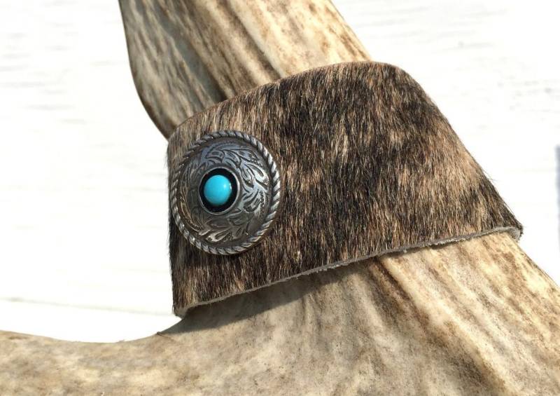 Rindsleder Manschettenarmband Im Western Cowgirl Stil Mit Silber Concho Rindsleder Manschettenarmband Im Western Cowgirl Stil Mit Silber Concho von Razels