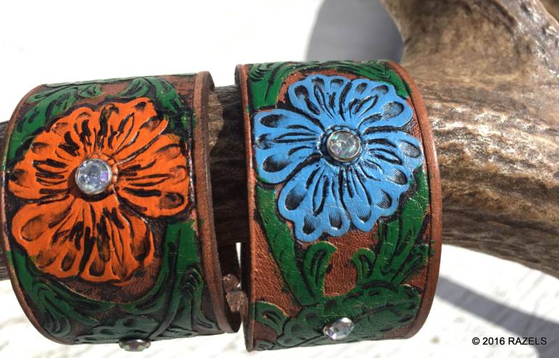 Upcycling-Lederarmband Blumen Handbemaltes Florales Design Upcycling-Lederarmband Blumen Handbemaltes Florales Design von Razels