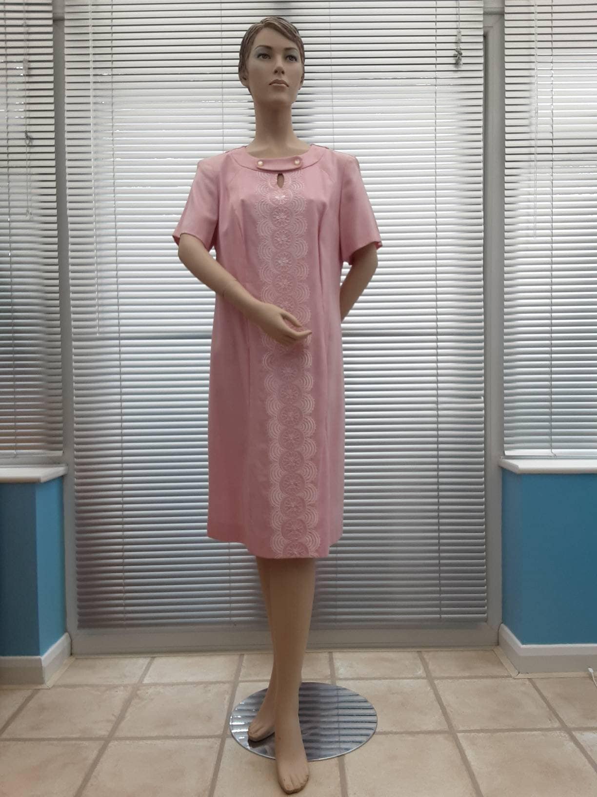 1960Er Jahre Rosa Kleid Mit Gestickter Vorne Dekoration von RazzleDazzleVintage8