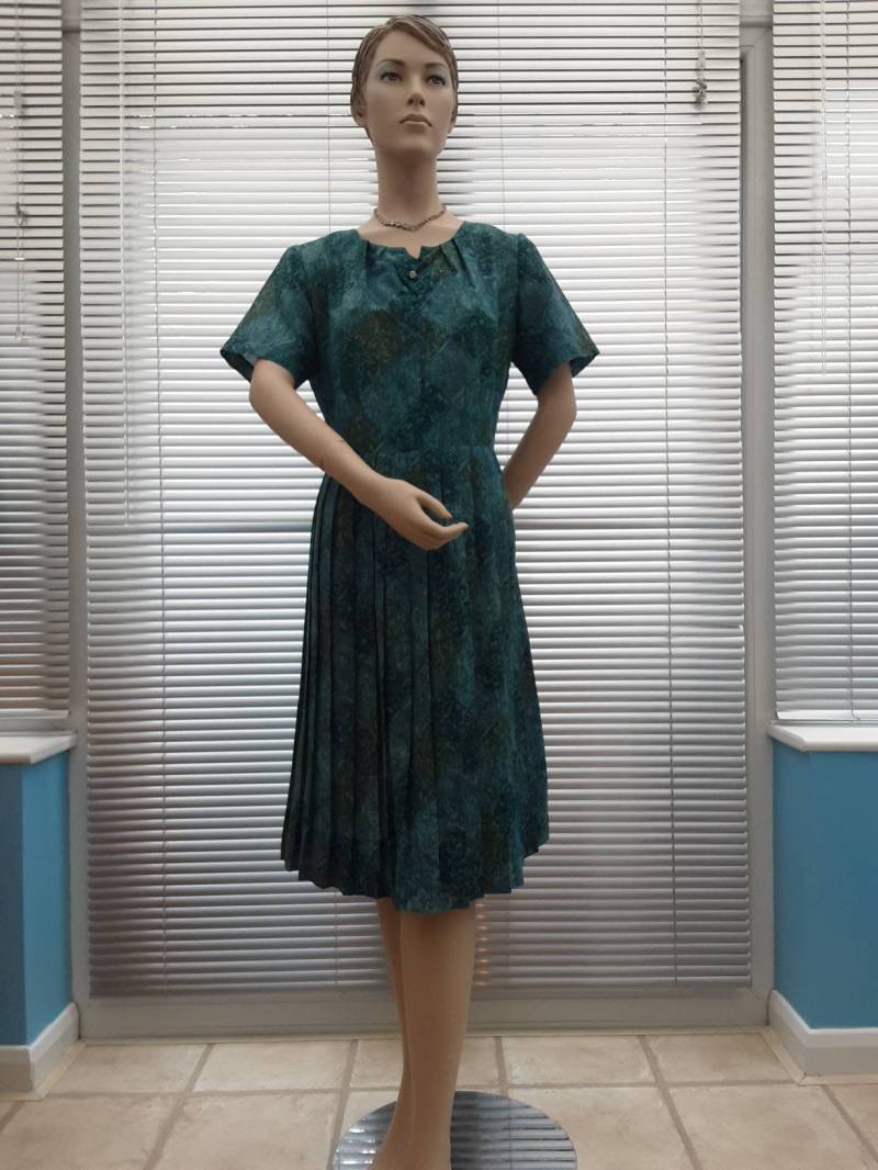 Abstraktes Blaues Kleid Mit Faltenrock Und Strassbesatz, 1950Er Jahre Original Vintage von RazzleDazzleVintage8