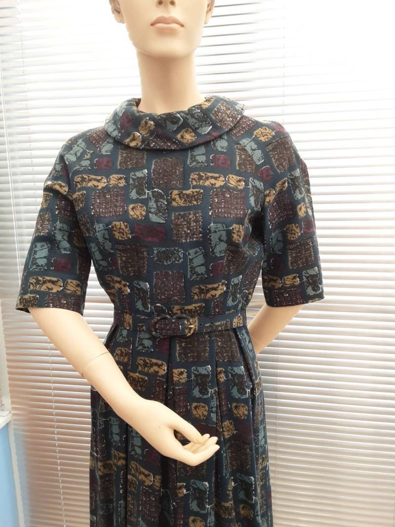 Abstraktes Muster Kleid in Blau Mit Gürtel, Original Vintage, 1950Er Jahre von RazzleDazzleVintage8