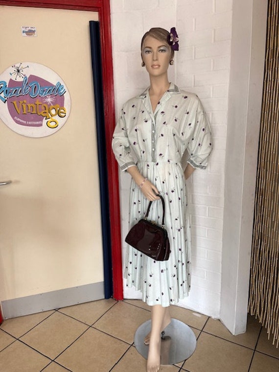 Kleid Aus Baumwolle in Hellgrün Mit Blümchenmuster, 1950Er Jahre, Original Vintage von RazzleDazzleVintage8