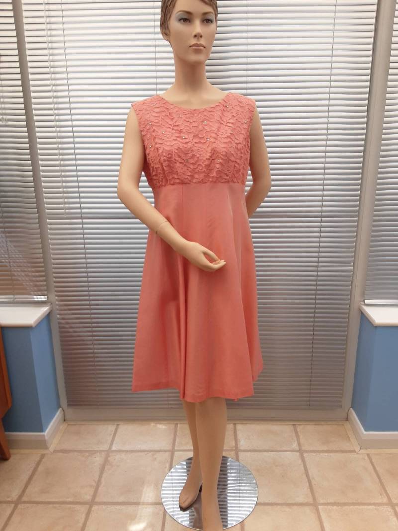 Lachsrosa Trapezkleid Mit Straßdekoration, Original Vintage von RazzleDazzleVintage8