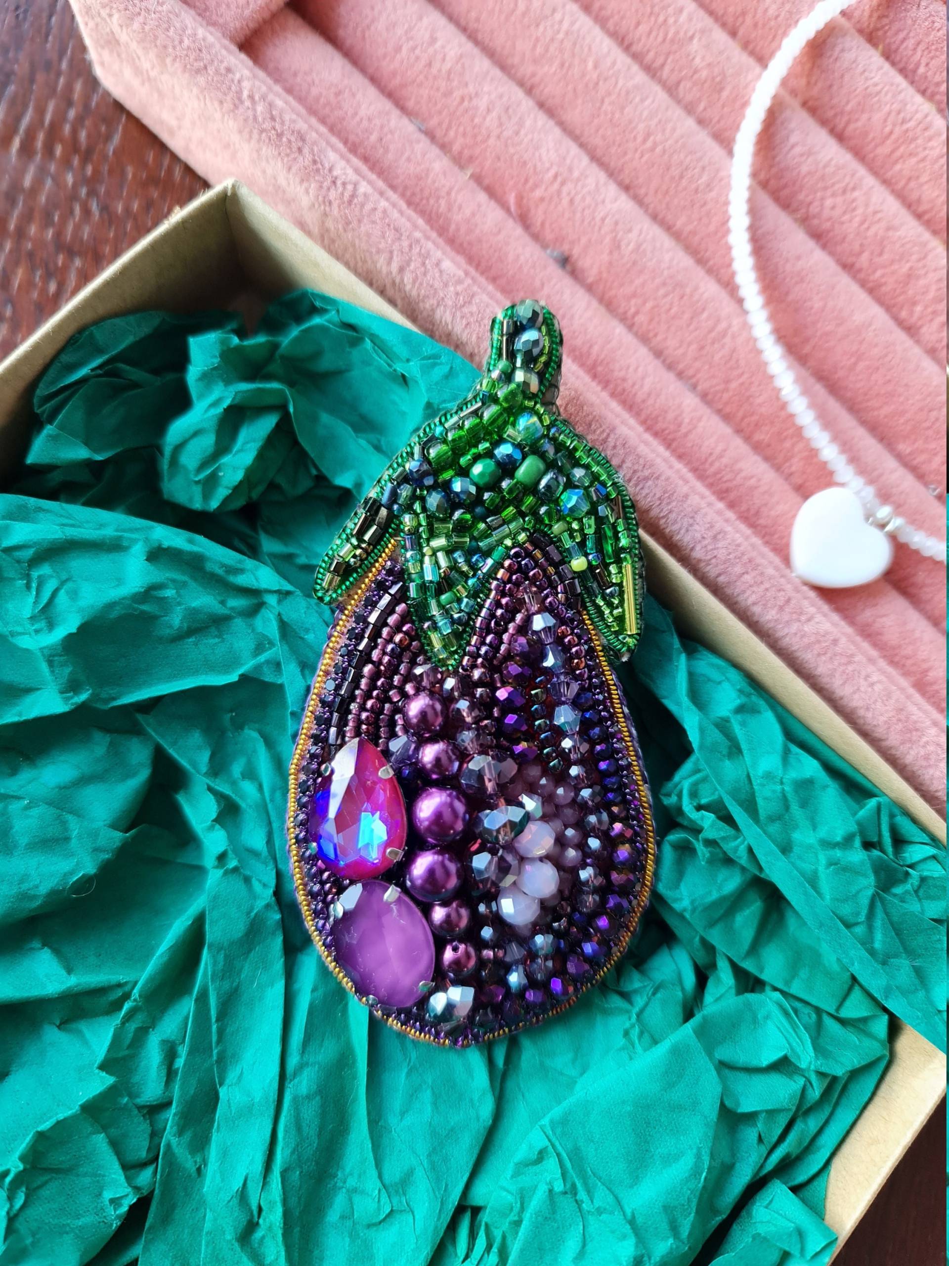 Aubergine Perlen Brosche, Gemüse Stickerei Lila Pflanzennadel von RdjewelryDesigns