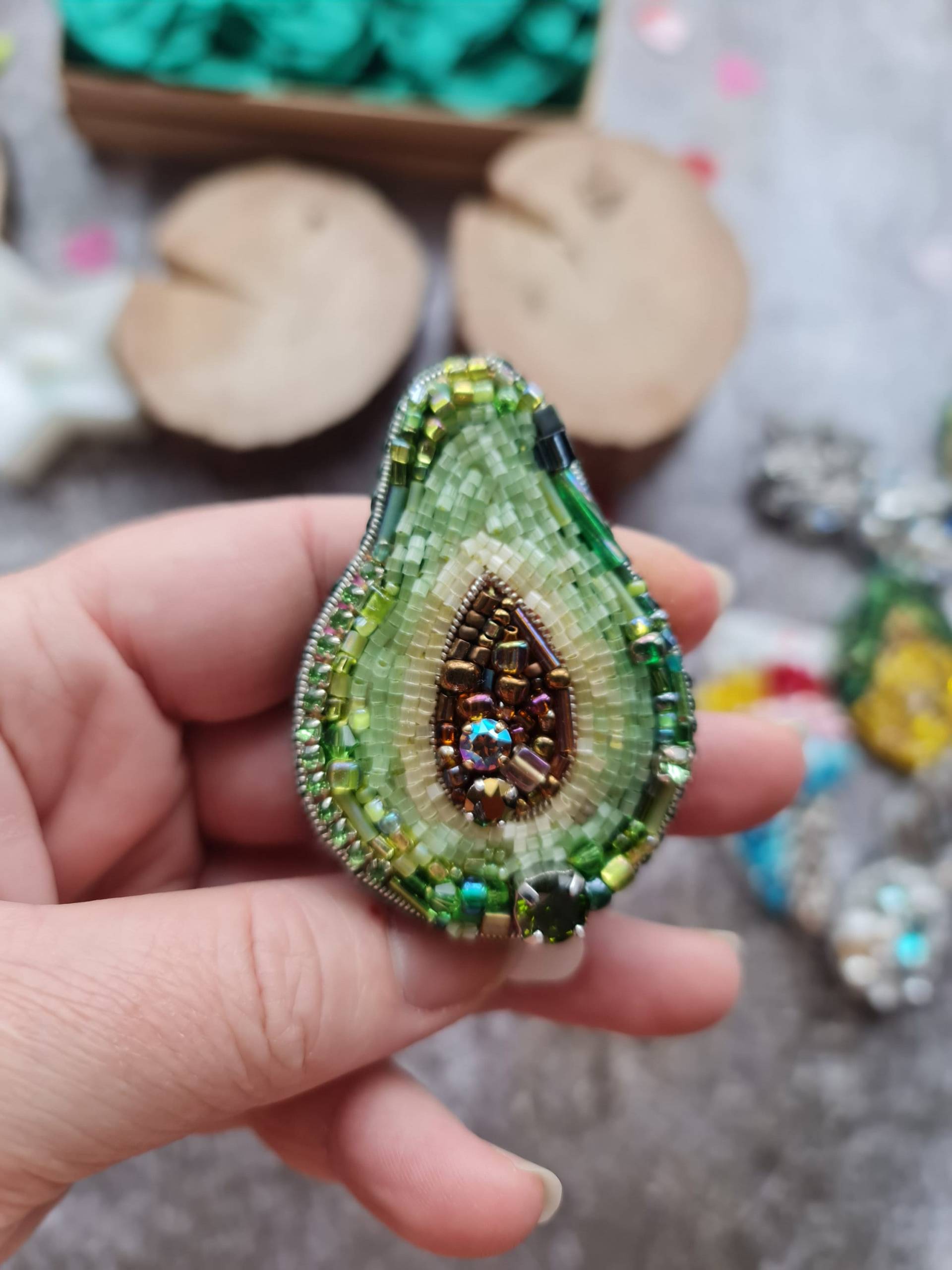 Avocado Grüne Perlen Brosche, Feinschmecker Geschenk, Natur Schmuck von RdjewelryDesigns