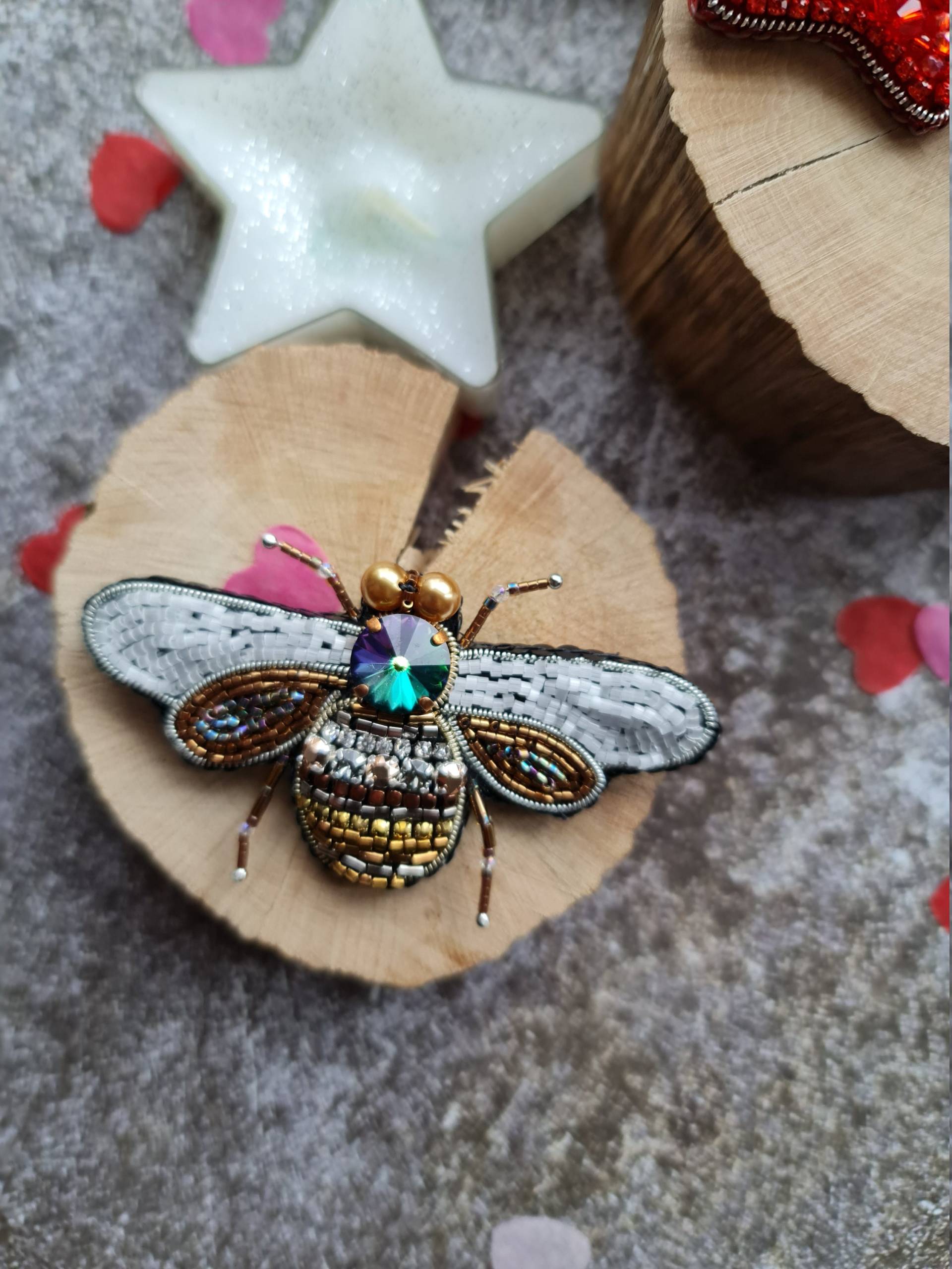 Biene Brosche, Gestickte Insekt Anstecknadel, Naturliebhaber Geschenk Für Sie von RdjewelryDesigns