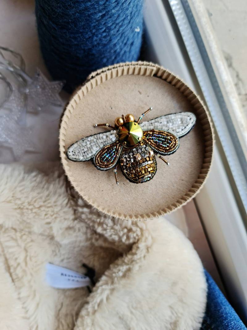 Biene Perlen Brosche, Bestickte Insekten Brosche Biene Perlen Brosche, Bestickte Insekten Brosche von RdjewelryDesigns