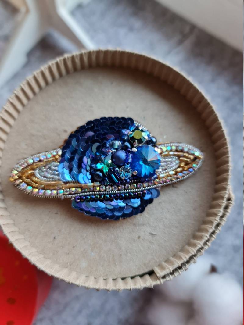Blaue Planeten Brosche, Saturn Bestickte Pin Blaue Planeten Brosche, Saturn Bestickte Pin von RdjewelryDesigns