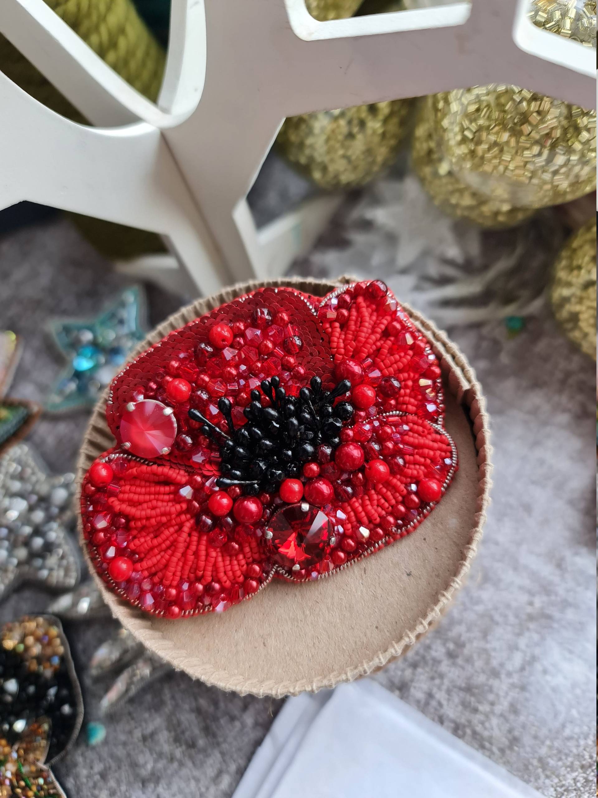 Blumen Kristall Pin, Mohn Perlen Schmuck, Gartenarbeit Geschenk von RdjewelryDesigns