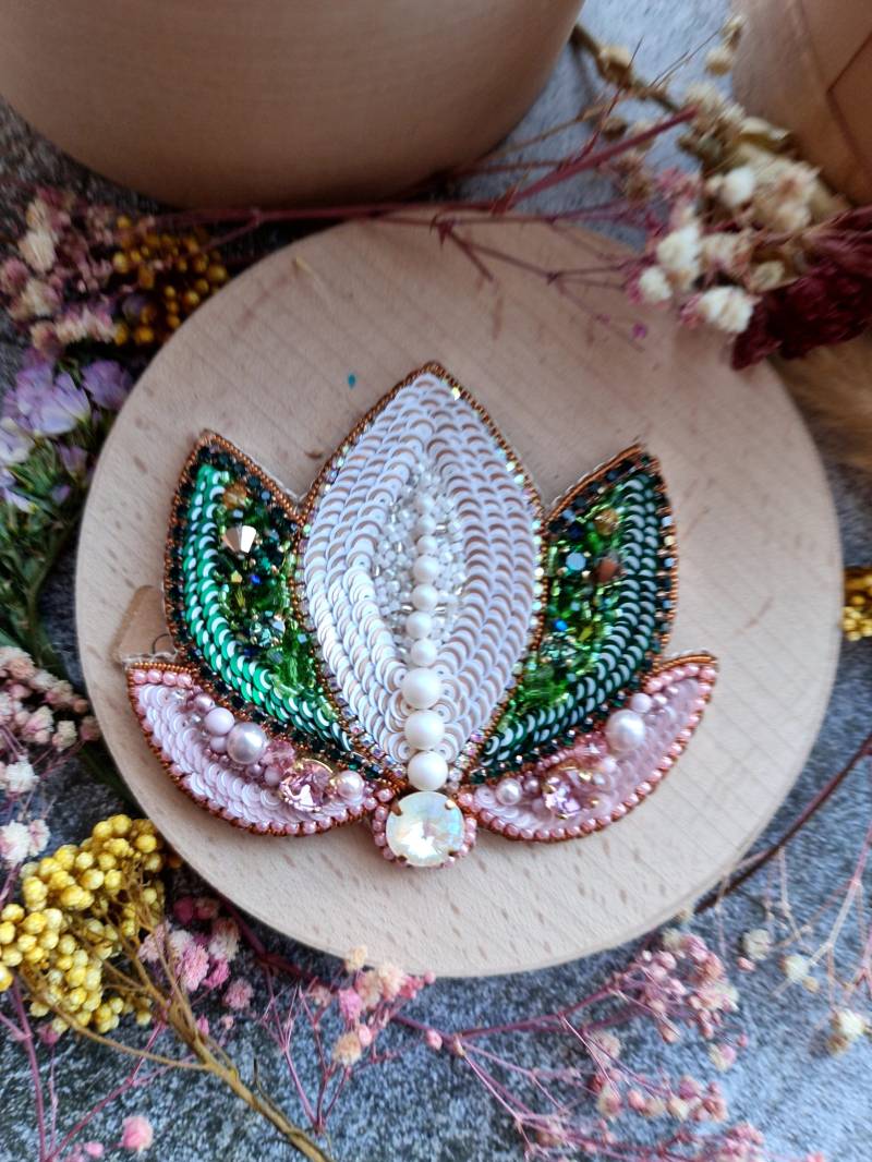 Blumen Perlen Brosche, Lotus Bestickt Pin, Kristall Pflanze Geschenk Blumen Perlen Brosche, Lotus Bestickt Pin, Kristall Pflanze Geschenk von RdjewelryDesigns